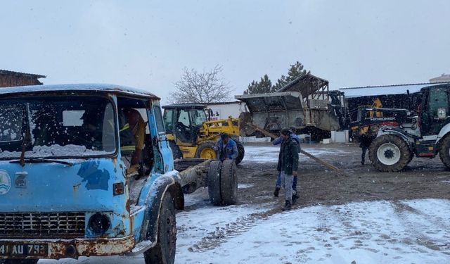 Kıbrıscık Belediyesi'nden Yaratıcı Hizmet: Hurdalardan Tek Araç Yapıldı!