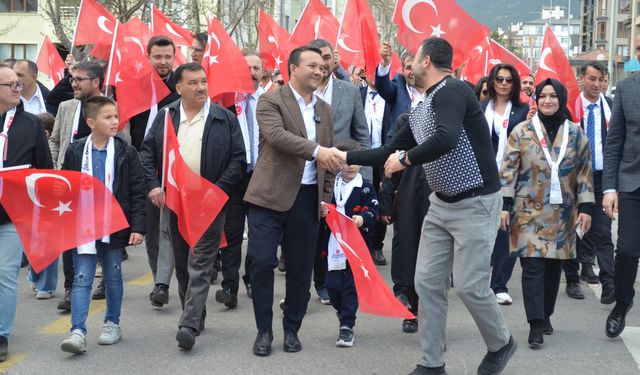 400 kişilik teşkilatıyla sağlık mahallesi sakinlerini selamladı