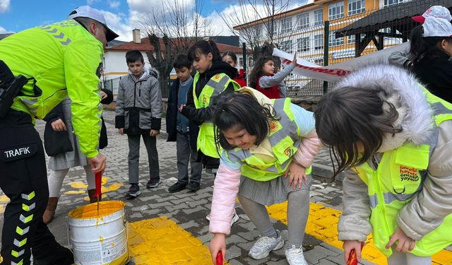 Minik öğrencilere trafik eğitimi aldı