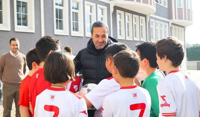 Boluspor'da Yalçın Koşukavak ve Futbolcular Öğrencilerle Buluştu