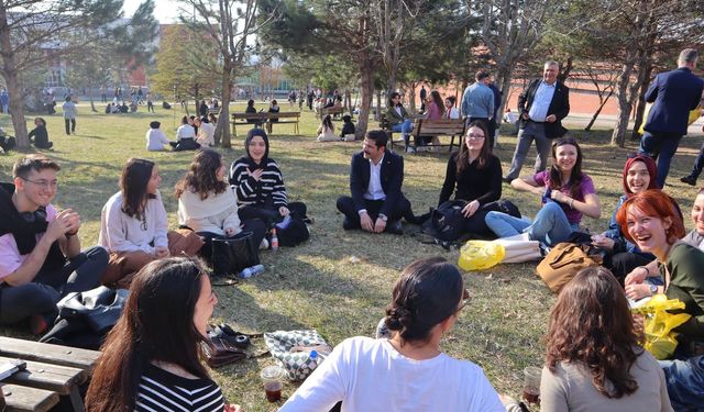 Kampüste samimi görüntü; Demirkol ve öğrencileri bahçede buluştu