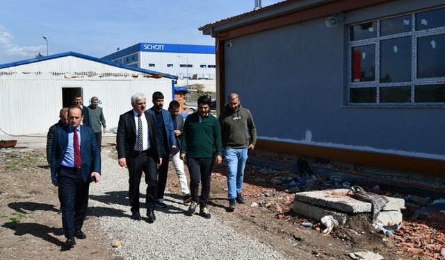 Vali Kılıç, Organize Sanayi Bölgesi Mesleki ve Teknik Anadolu Lisesini Ziyaret Etti