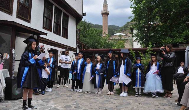 4’üncü sınıf öğrencilerin mezuniyet töreninde veliler gözyaşlarını tutamadı