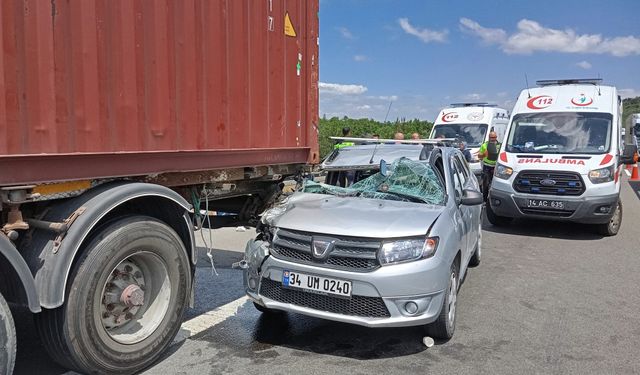 TEM'de otomobil tıra çarptı: 5 yaralı