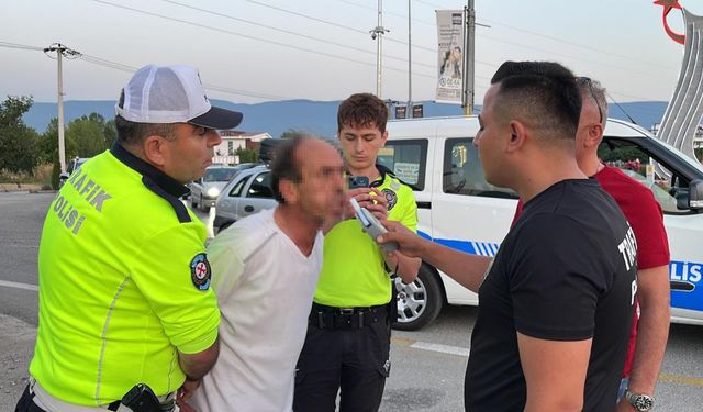 Yol kenarına tuvaletini yapan alkollü sürücü polise yakalandı Ehliyetine el konuldu