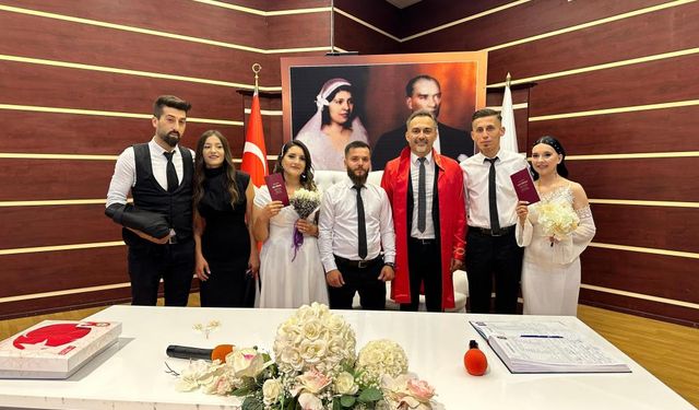 Aynı gün aynı saatte evlendiler Birbirlerinin nikah şahidi oldular