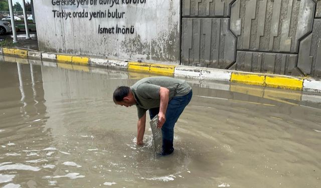 Bolu’da altgeçitler göle döndü: Suyun içinde dakikalarca plakasını aradı