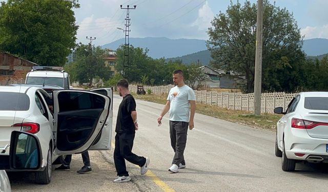 Polis, uygulamadan kaçan aracın peşine düştü: Kaçarken uyuşturucu madde attılar