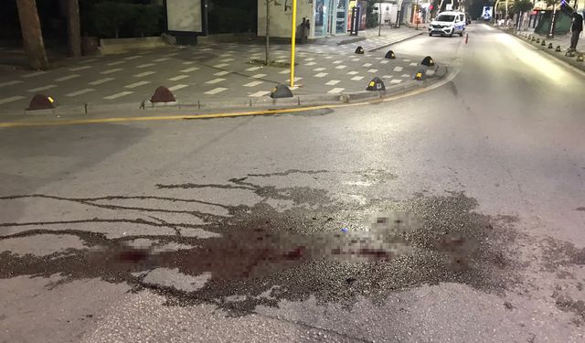 Kasksız sürücü motosikletten düştü, kafasını kaldırıma çarptı