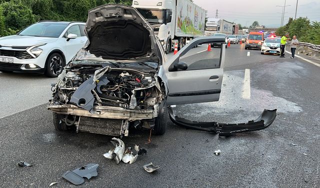 Otomobil kamyonla çarpıştı, otoyol trafiğe kapandı