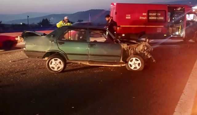 TEM’de bariyerlere çarpan otomobil hurdaya döndü: 1 yaralı