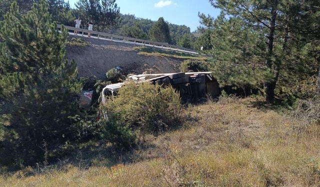 Bolu’da tır şarampole yuvarlandı: 1 yaralı