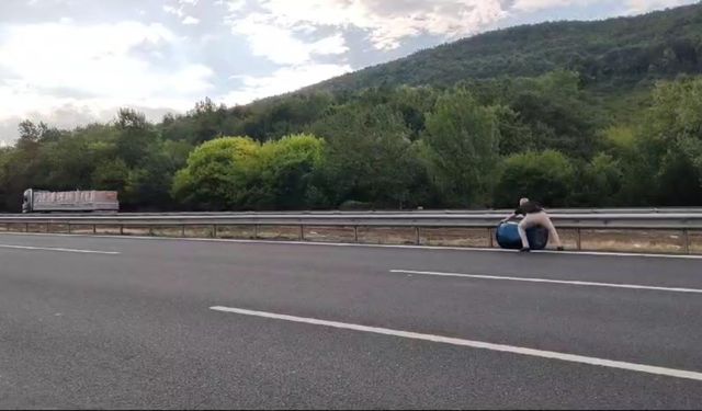 Canını hiçe sayarak, trafiği tehlikeye düşüren varili yolun dışına attı