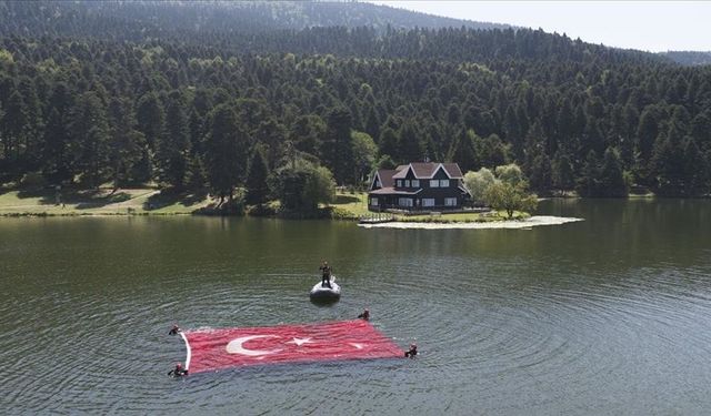 JAK timi Bayramı Gölcük'te Türk bayrağı açarak kutladı