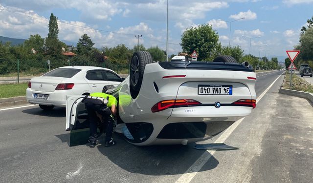 Otomobil tepetaklak oldu, sürücüsünün burnu bile kanamadı