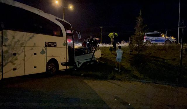 Uyuyakalan otomobil sürücüsü yoldan çıktı, otoparka daldı