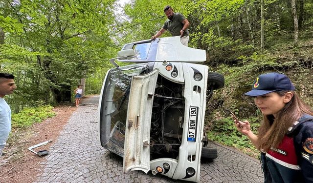 Yedigöller’de kamp yapan çift dönüş yolunda kaza yaptı