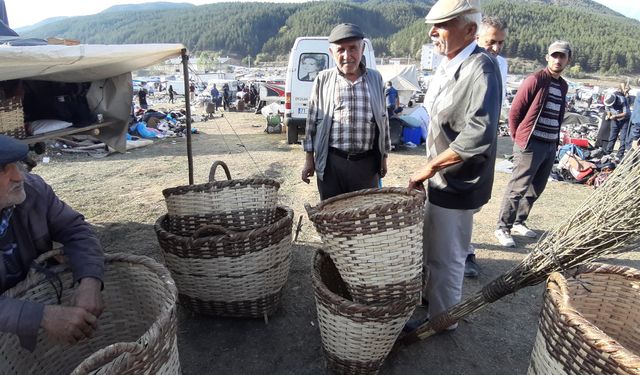 Fındık dallarından ördüğü sepetleri bin liradan satıyor