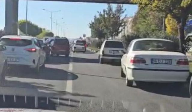 Kaza nedeniyle tıkanan yol, polis ekiplerine 'fermuar yöntemi' ile açıldı