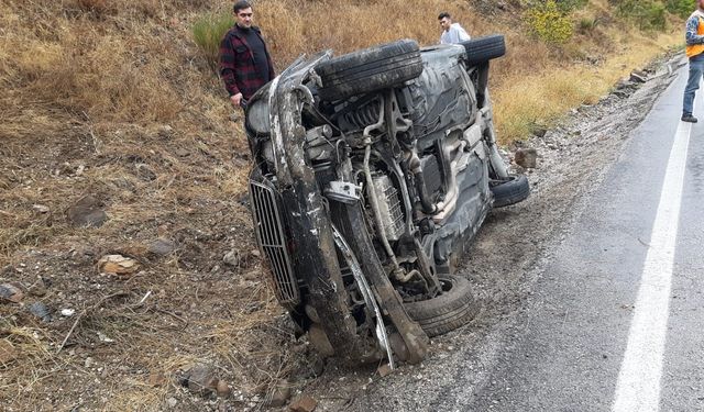 Yoldan çıktı: Yan yattı