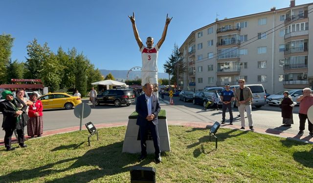 Merih Demiral’dan Tanju Özcan’a ‘heykel’ teşekkürü