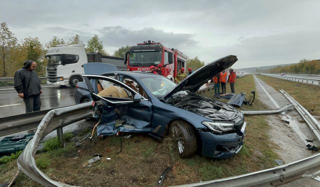 Otoyolda bariyerleri yerinden söken lüks otomobil hurdaya döndü: 2 yaralı