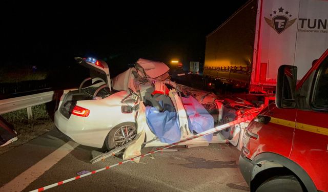 TEM'de feci kaza: Tıra çarpan otomobil kağıt gibi ezildi, 2 kişi hayatını kaybetti