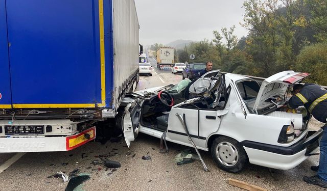 Tıra çarpan otomobil hurdaya döndü: Sürücü ağır yaralı