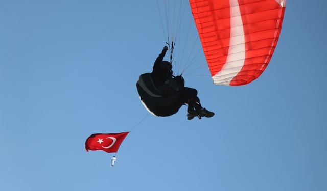 Türk bayraklarıyla dağın zirvesinden uçtular: “İstikbal göklerdedir”