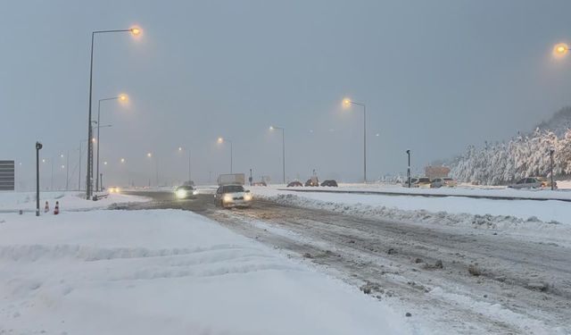 Bolu Dağı Tüneli ulaşıma açıldı: Kar yağışı devam ediyor