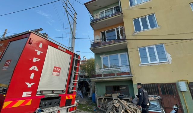 Isınmak için çalıştırdıkları elektrikli soba, evi yaktı