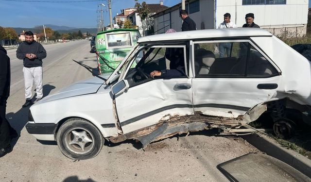 Feci kazada Fiat Tofaş hurdaya döndü: 2 yaralı