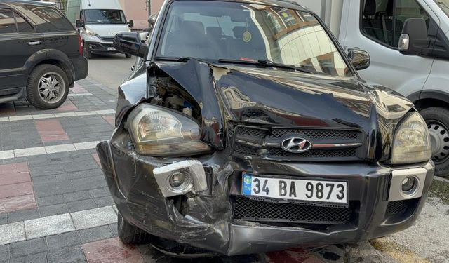 Sürücüsü rahatsızlanan cip, 7 araca ve kafenin masalarına çarptı: 2 kişi hafif yaralandı