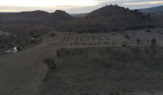 Tarlanın tam ortasına “İmdat zehirleniyoruz” yazdılar