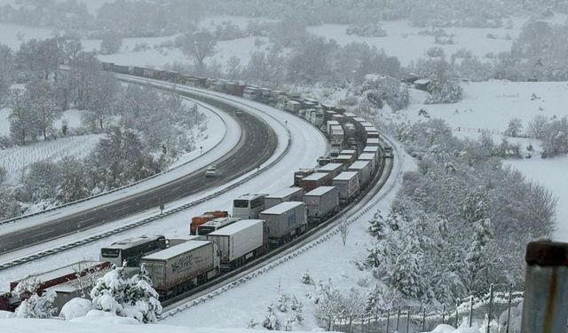 TEM'de trafik durdu, maddi hasarlı kazalar yüzünden yol tıkandı