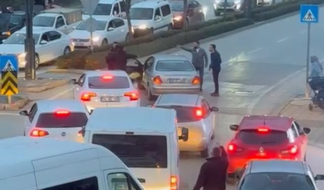 Akşam trafiğinde yumruklar havada uçuştu: Trafik kilitlendi