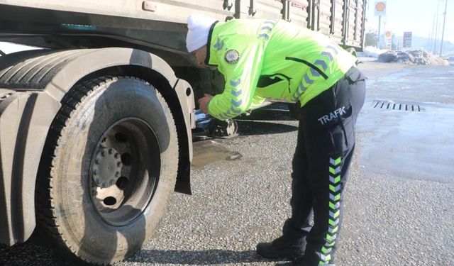 Bolu Dağı geçişinde kış lastiği denetimi