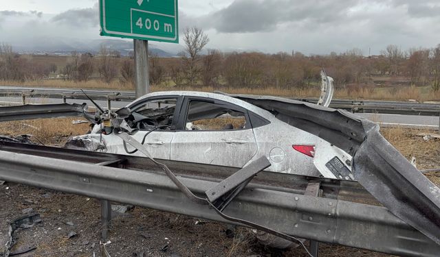 TEM'de bariyerlere ok gibi saplanan aracın motoru ve tavanı koptu