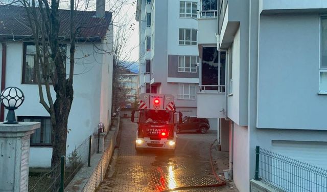 Doğalgaz kombisi yangın çıkardı: 3 kişi dumandan etkilendi