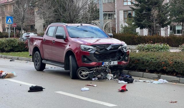 Yaya geçidinden geçmeye çalışan motosiklete, pikap çarptı: 1 yaralı