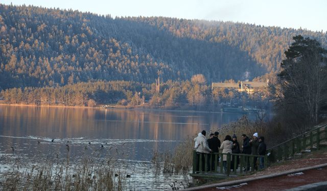 Abant Gölü’nün kıyıları buz tuttu, muhteşem manzaralara sahne oldu