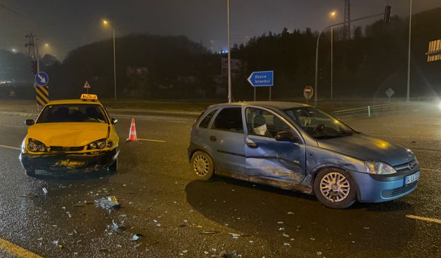 Bolu’da iki otomobil çarpıştı: 3 yaralı