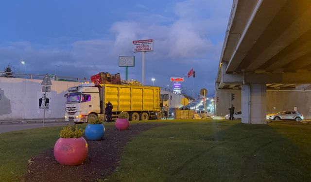 Kamyonun üzerindeki yükler alt geçide takıldı: Trafik kilitlendi