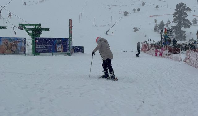 Kartalkaya'da otel faciasının ardından tatilciler kayak yapmaya devam etti