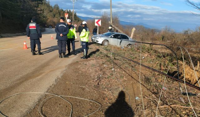 Kontrolden çıkan otomobil elektrik direğini devirdi