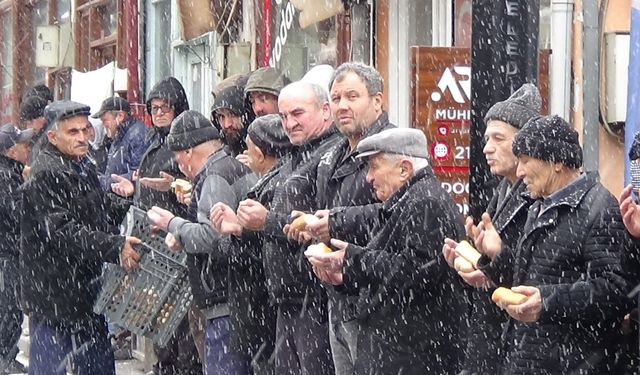Kar altında dua edildi