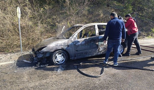 Bolu'da alev alan otomobil küle döndü