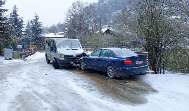 Buz tutan yolda kafa kafaya çarpıştılar