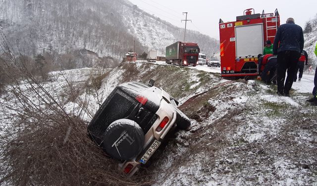 Direksiyon hakimiyetini kaybeden sürücü, aracıyla şarampole devrildi