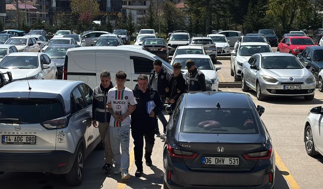 Kuaförün balkonundan girerek kasadan para çalan 2 şüpheli adliyede